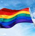 Imagem mostra bandeira LGBTQIA+ hasteada.  Foto: Alma Preta