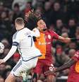  Foto: Mads Claus/Ritzau Scanpix/AFP via Getty Images - Legenda: Claesson (de branco) disputa a bola com Boey, do Galatasaray / Jogada10