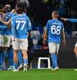  Foto: Alberto Pizzoli / AFP via Getty Images - Legenda: Anguissa e Juan Jesus (de azul) vão em cima de  Zalazar e evitam a investida do bracarense na defesa do Napoli  / Jogada10