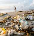 "tsunami de lixo" em Kuta, Bali.   Foto: Foto: Istock