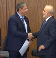 Tarcísio brinca e agradece Lula por investimento de bancos públicos  Foto: Reprodução/Canal Gov