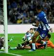  Foto: Miguel Riopa/ AFP - Legenda: Taremi chuta para fazer o terceiro gol do Porto sobre o Shakhtar / Jogada10