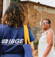 A imagem mostra uma censora do IBGE, negra, entrevistando uma senhora também negra  Foto: Alma Preta