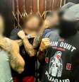 Imagem mostra homens brancos e tatuados identificados pela Polícia Civil como suspeitos de participar do grupo de "justiceiros", que caçam ladrões pelas ruas da Zona Sul do Rio de Janeiro. O rosto deles não aparece.  Foto: Alma Preta