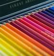 Para os candidatos de Artes Visuais a lista é a mais extensa, e inclui lápis de cor  Foto: Unsplash/ / Guia do Estudante