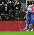  Foto:   Paul Ellis/ AFP via Getty Images - Legenda: Giroud (à esquerda) não chega na bola e vê Joelinton levar a melhor para o Newcastle. Mas, no fim das contas, quem venceu foi o Milan  / Jogada10