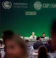 Delegados durante rodada de negociações sobre o texto final da COP-28, em Dubai  Foto: Thaier Al-Sudani/REUTERS