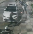 A câmera flagrou quando um dos homens é atingido pelo suspeito que os perseguiam  Foto: Reprodução/TV Globo