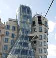 Casa Dançante -Tchéquia - Este prédio de escritórios em Praga diverte pela sensação de movimento. Erguido em 2 anos, foi aberto em 1996, também é chamado de "Fred E Ginger", numa alusão a Fred Astaire e Ginger Rogers, astros de musicais da Era de Ouro de Hollywood.  Foto: Marcos Maros wikimedia commons / Flipar