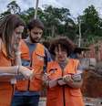 Larissa Mozer Blaudt, Lucas Henrique Sandre e Alessandra Corsi são geólogos do IPT  Foto: Vitor Serrano/BBC News Brasil / BBC News Brasil