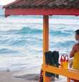Os salva-vidas trabalham por 12 horas para garantir a segurança de banhistas  Foto: Cassiano Psomas via Unsplash