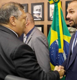 Eduardo Bolsonaro se explica sobre foto com Dino: 'Nunca tinha visto e não tenho orgulho dela'  Foto: Reprodução/Redes Sociais 