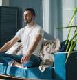 homem-faz-meditacao-e-exercicio-de-respiracao.jpg  Foto: Strelciuc / Adobe Stock