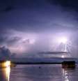 Relâmpago de Catatumbo - Fenômeno atmosférico que ocorre na Venezuela, sobre a foz do rio Catatumbo, no local em que ele deságua no lago Maracaibo.  Foto: Thechemicalengineer wikimedia commons / Flipar