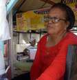 Oriana em sua barraca de comida venezuelana em Georgetown  Foto: BBC News Brasil