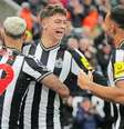 Andy Buchanan/AFP via Getty Images - Legenda: Os donos da casa souberam aproveitar a vantagem númerica após expulsão e aplicaram 3 a 0 no Fulham  Foto: Jogada10