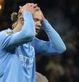  Foto: DARREN STAPLES/AFP via Getty Images - Legenda: Haaland sofre de estresse ósseo no pé e pode desfalcar o Manchester City no Mundial de Clubes - / Jogada10
