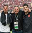  Foto: Alexandre Vidal/Flamengo - Legenda: Rodrigo Pelaipe, à direita, junto com o pai, Paulo, em 2019, no Flamengo / Jogada10