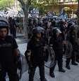 Polícia argentina patrulha manifestação contra as políticas do novo presidente argentino, Javier Milei, em Buenos Aires  Foto: Getty Images / BBC News Brasil