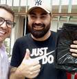 Higor Waltrick (à esquerda) com um cliente   Foto: Arquivo Pessoal