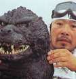 Kenpachiro Satsuma com um dos figurinos de borracha do Godzilla: o calor e a fumaça de efeitos especiais o sufocavam   Foto: Reprodução