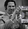 Silvio Santos em sua época na Globo: o programa era líder de audiência e rendia bom dinheiro à emissora  Foto: Reprodução