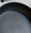 Produtos químicos eternos, presentes em materiais antiaderentes, aceleram a progressão do câncer (Imagem: Cooker King/Unsplash)  Foto: Canaltech