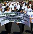 Enfermeiros protestando em ruas  Foto: Marcelo Camargo/Agência Brasil / Perfil Brasil
