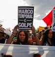 A imagem mostra pessoas indígenas manifestando contra o Marco Temporal  Foto: Alma Preta