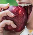 Quais os benefícios de comer maçã em jejum? Entenda -  Foto: Shutterstock / Saúde em Dia
