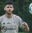  Foto: O Tricolor do Morumbi contará com retornos importantes para o jogo. Os zagueiros Beraldo e Diego Costa, o lateral Rafinha e também o volante Gabriel Neves estão de volta após cumprirem suspensão. Em contrapartida, Erison está suspenso e se junta ao lesionados Calleri, Galoppo, Igor Vinícius, Marcos Paulo, Pato e Nestor como desfalques. ( Divulgação/São Paulo FC) / Gazeta Esportiva