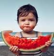 Melancia é uma das frutas que mais hidratam por conter 95% de água em sua composição  Foto: iStock