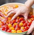 Frutas, legumes e verduras possuem higienizações diferentes – Foto: Shutterstock  Foto: Guia da Cozinha