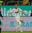 -  Foto: Divulgação/Sassuolo - Legenda: Matias Viña é titular absoluto do Sassuolo, porém a Roma pretende vendê-lo / Jogada10