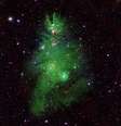 Imagem de aglomerado de estrelas em formato de árvore de Natal  Foto: Nasa