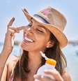 Proteção solar deve abranger rosto e corpo; acessórios também ajudam  Foto: iStock