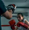 Praticar lutas é uma atividade física que provoca bastante gasto calórico e ajuda a emagrecer  Foto: iStock