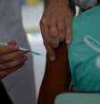 Imagem mostra um jovem negro sendo medicado por um enfermeiro no hospital.  Foto: Alma Preta