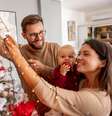 Nesta época, as famílias se reúnem para compartilhar momentos especiais em meio a essa decoração festiva  Foto: Impact Photography | Shutterstock / Portal EdiCase