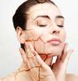 Entenda como evitar a maquiagem craquelada  Foto: Shutterstock / Alto Astral