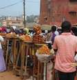 Pessoas em um mercado em Yaoundé  Foto: Getty Images / BBC News Brasil