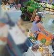 Advogada foi filmada fazendo compras em mercado antes de ex-sogro e a mãe dele serem envenenados  Foto: Reprodução/Polícia Civil