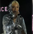 Beyoncé subiu ao palco vestindo uma roupa prateada e com uma bandeira da Bahia sobre os ombros  Foto: Reprodução/Redes Sociais