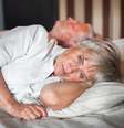 Dormir em ambientes separados pode colaborar com a longevidade de uma relação porque tem tudo a ver com a qualidade do sono, especialmente a de mulheres  Foto: iStock/TatyanaGl