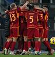  Foto: Tiziana Fabi/AFP via Getty Images - Legenda: Jogadores de Roma e Napoli em disputa de bola no Campeonato Italiano - / Jogada10