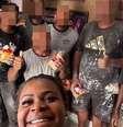 Jojo com os prestadores de serviços presenteados: o gesto dela foi nobre, mas perdeu valor com a exposição  Foto: Reprodução