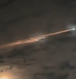 O rastro luminoso se tratava de reentrada de lixo espacial na atmosfera  Foto: Reprodução/X