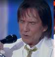 O 'novo' Roberto Carlos, com rosto liso; e o cantor no Especial do ano passado  Foto: Reprodução