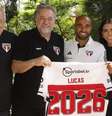  Foto: Rubens Chiri / saopaulofc.net - Legenda: Lucas permanecerá no Tricolor Paulista até dezembro de 2026 / Jogada10