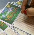 Prêmio bruto superior a R$ 2.112,00, o pagamento pode ser realizado somente nas agências.  Foto: Agência Brasil 